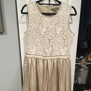 Casual dress in cream with lace top
