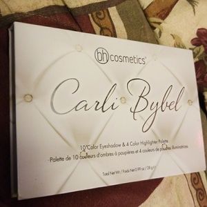 Carli Bybel eye shadow / highlighter palette