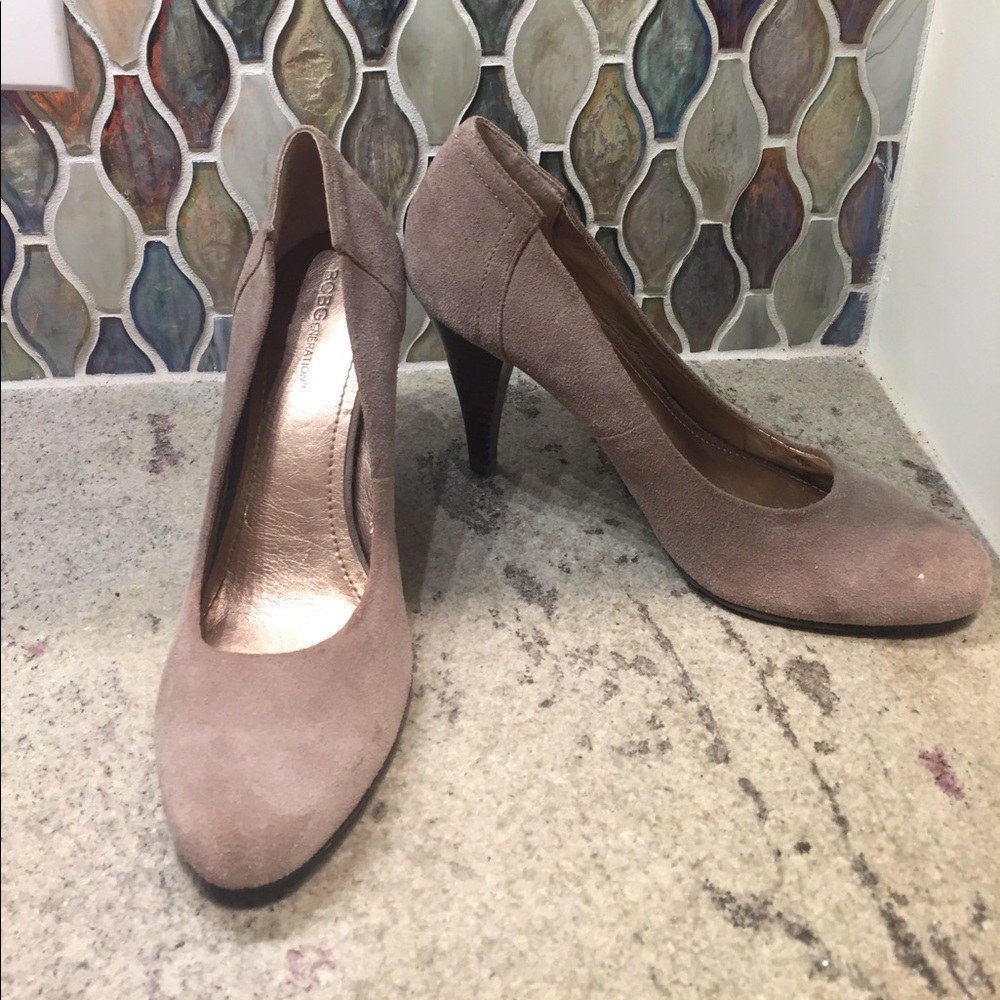 BCBG suede size 8 pumps