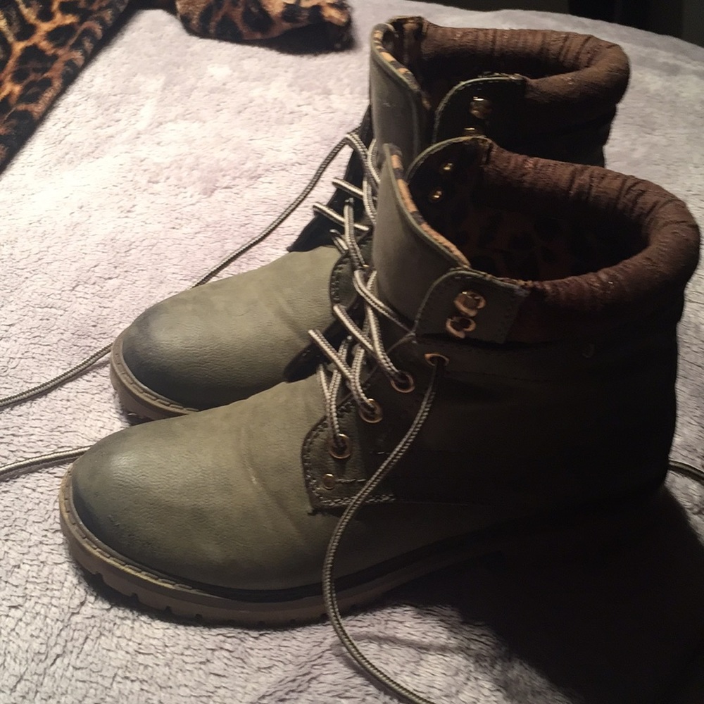 Army green boots💚