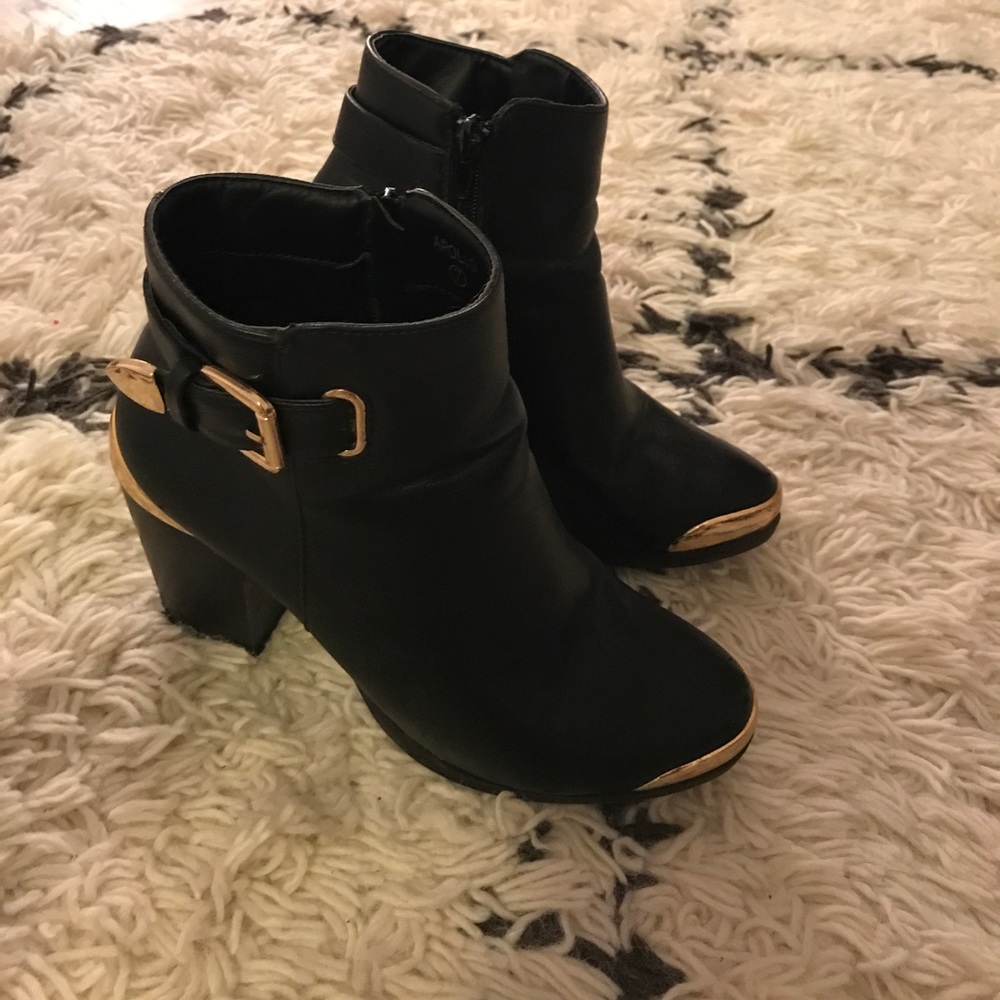 FINAL. Black leather booties