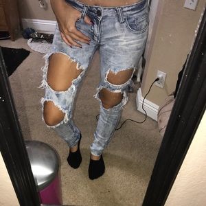 Spunky ripped jeans 😎