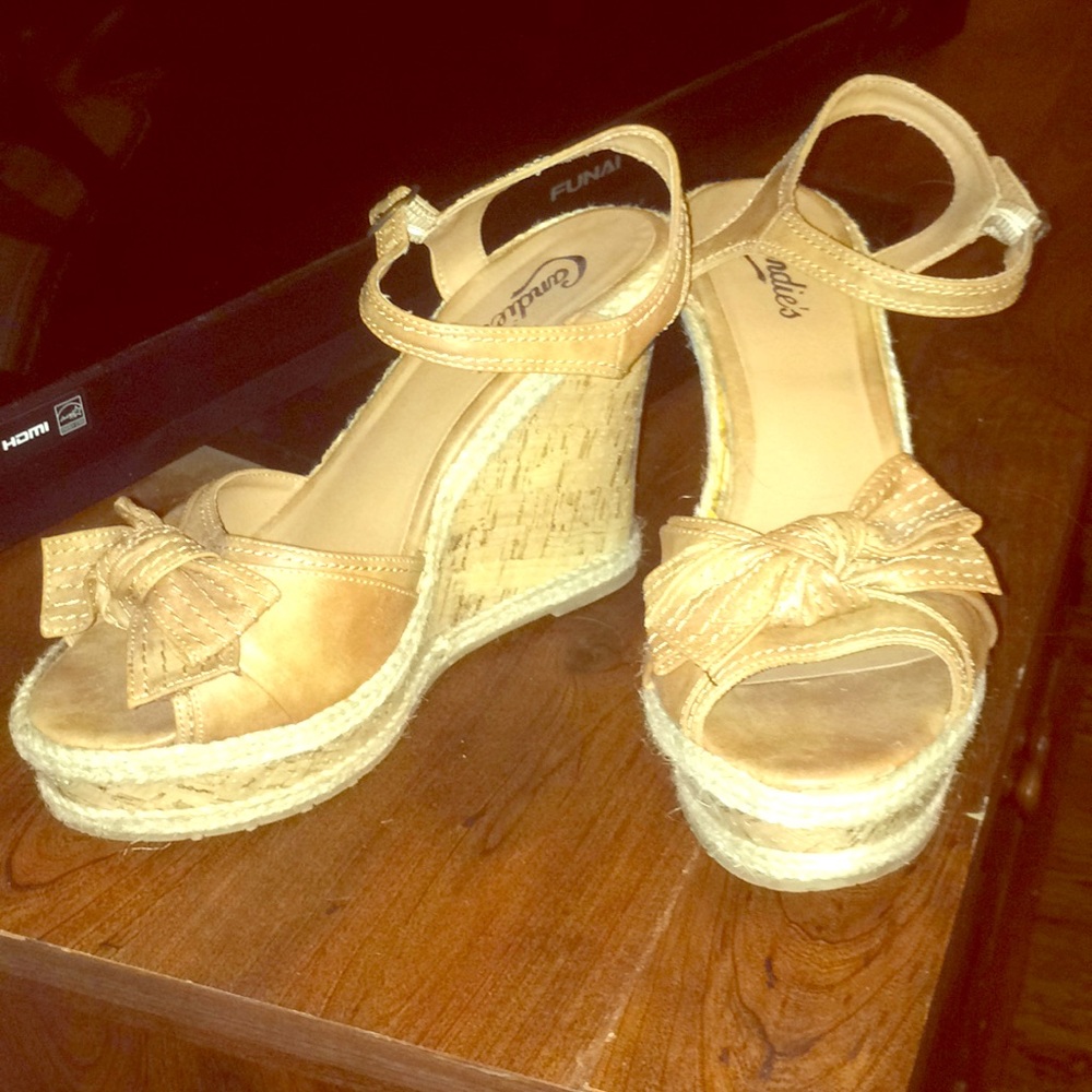 Tan wedges with bow