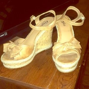 Tan wedges with bow