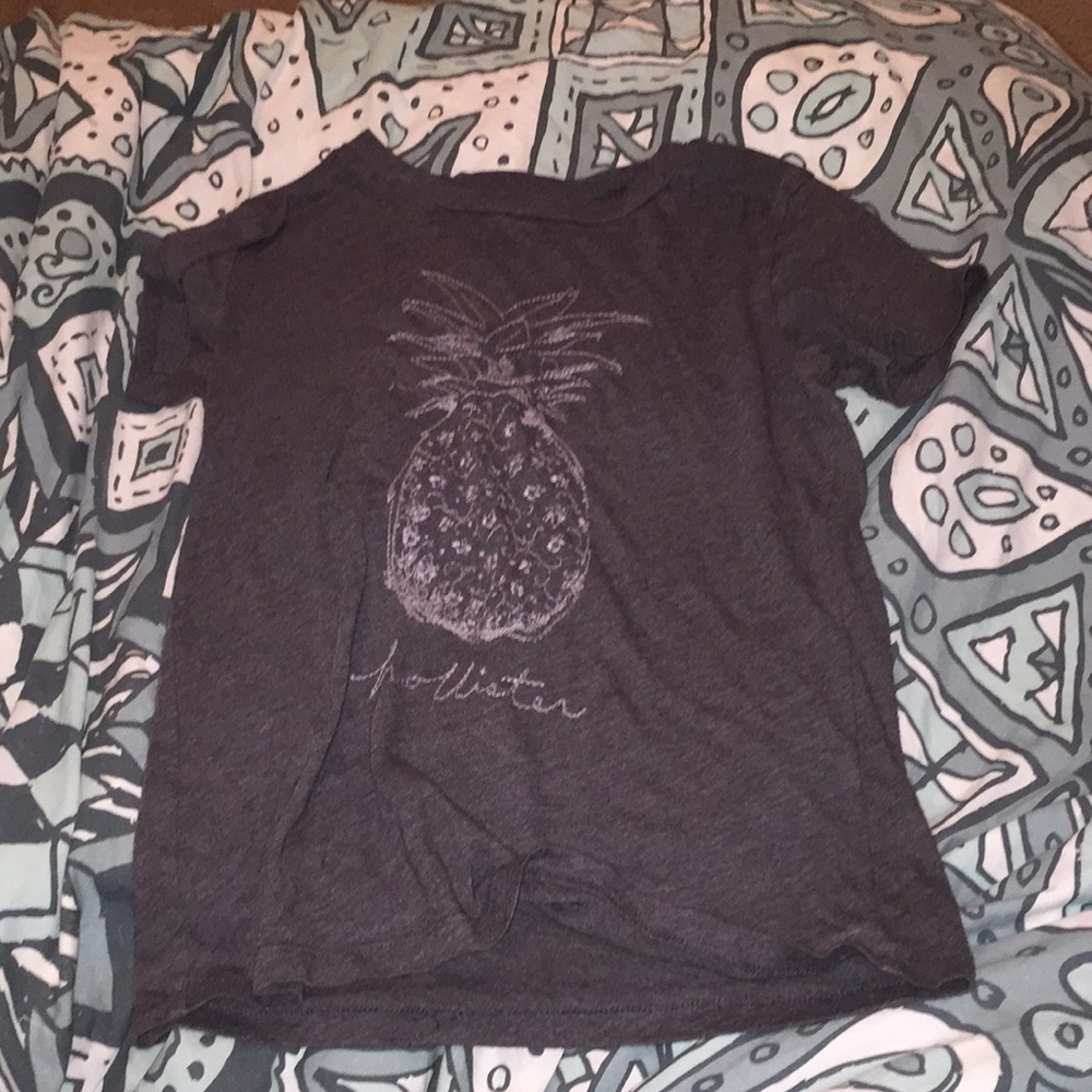 cute embroidered hollister pineapple top!