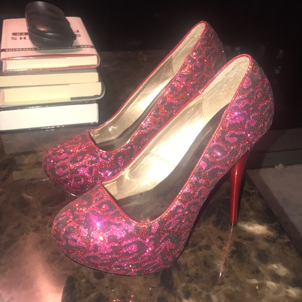 Size 8.5 Shi by Journeys cheetah pumps