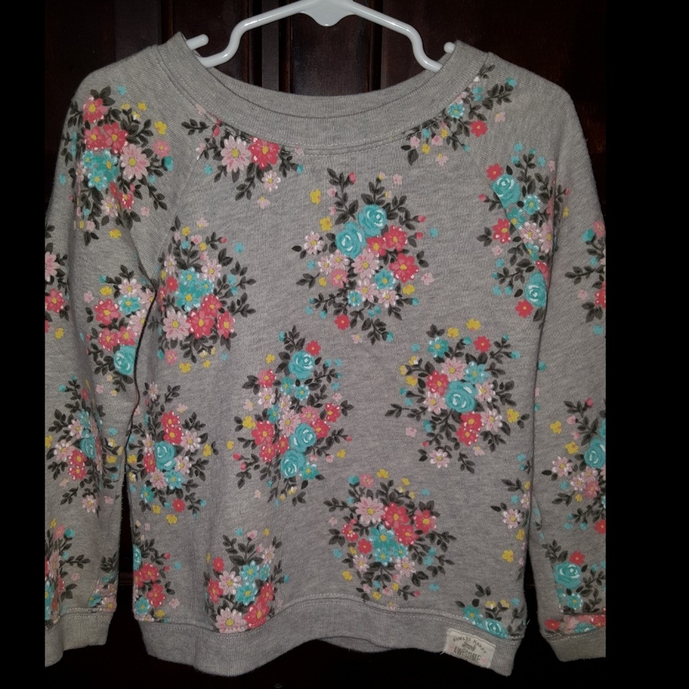 Long sleeve floral sweater! Light weight and comfy