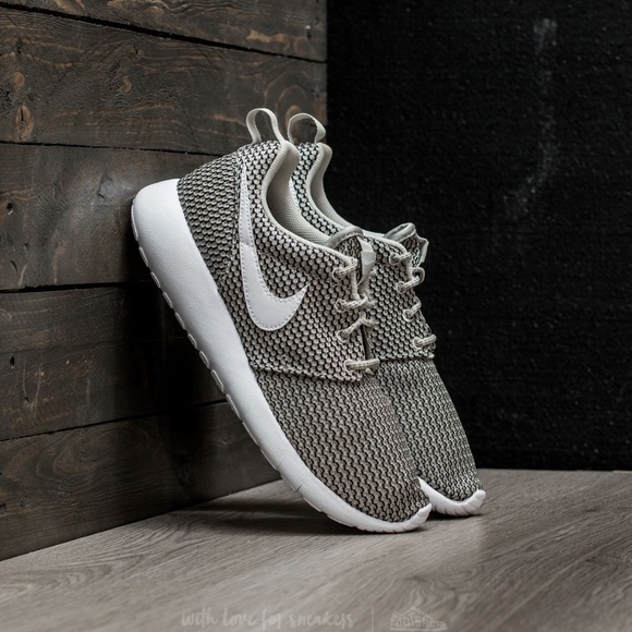 🌟 Nike Roshe One - Picture 2 of 7