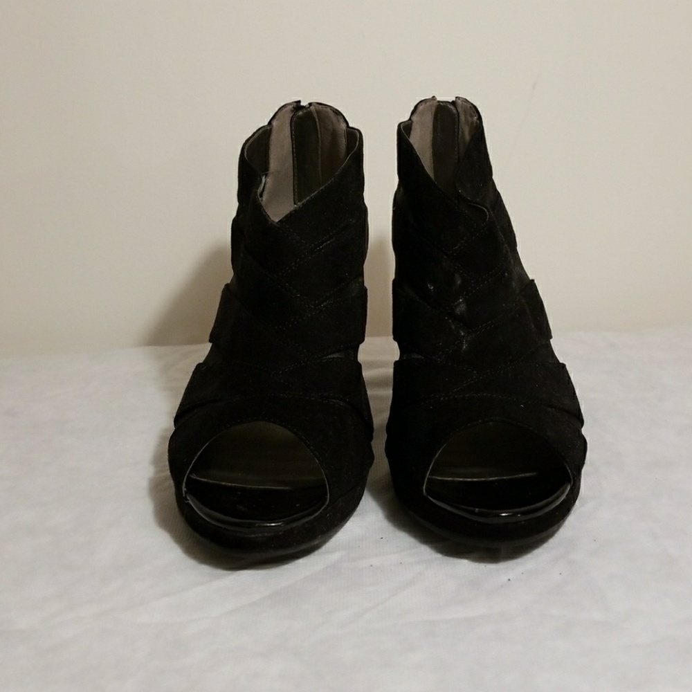 Bandalino peep toe booties