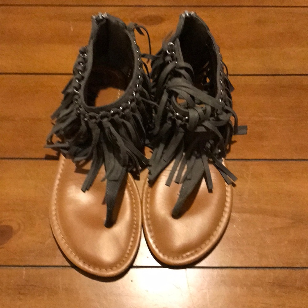 Pierre Dumas fringe thong sandals size 9.