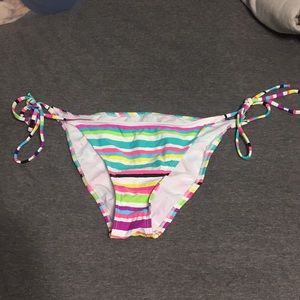 String tie bikini bottoms
