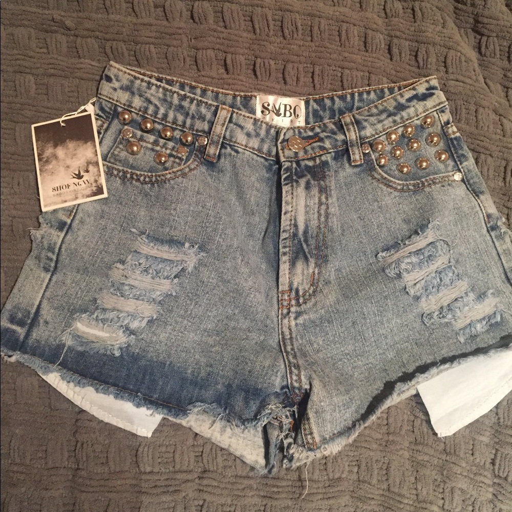 Highwaisted distressed shorts