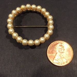 Faux Pearl Round Brooch NWOT