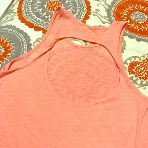 Active twist back cutout tank