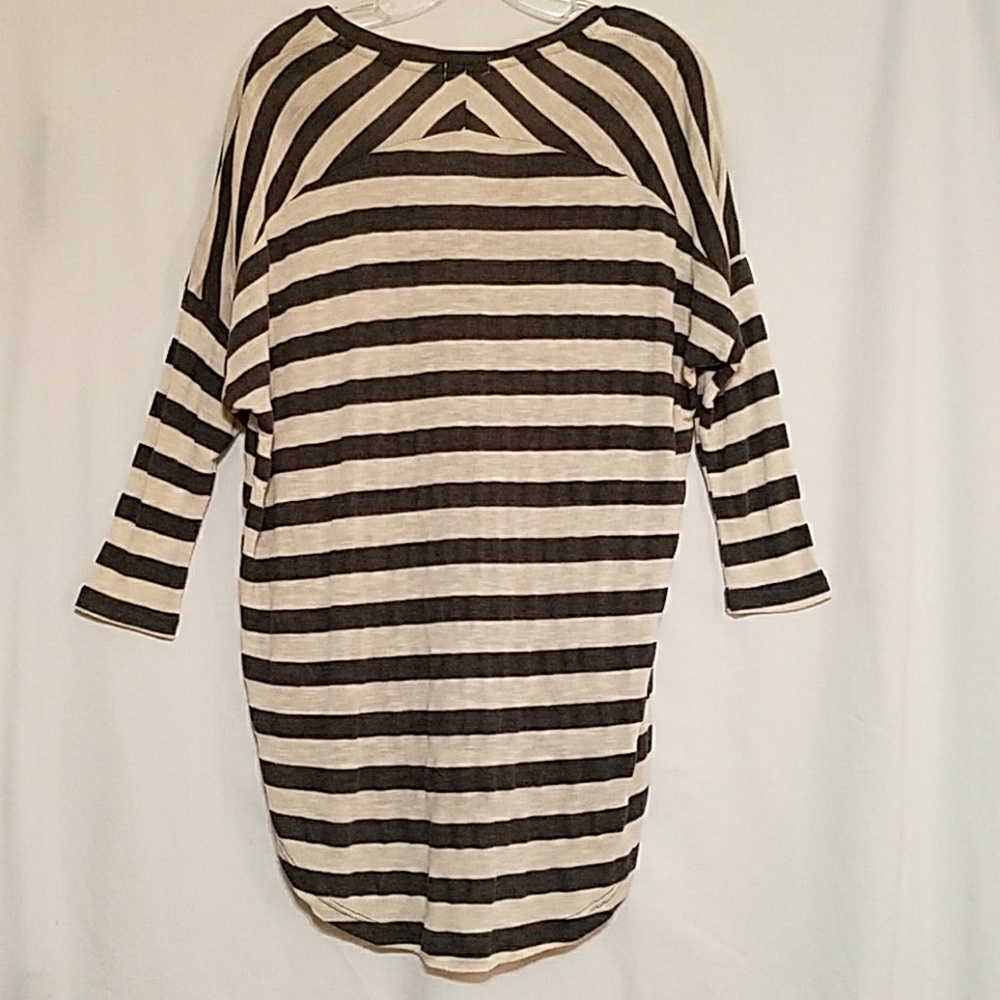 High/Low V-Neck Top - Picture 2 of 2