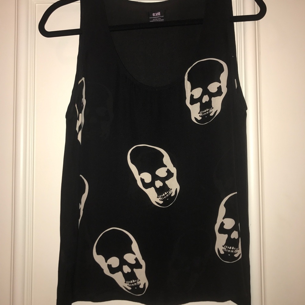 E.vil black top with skulls