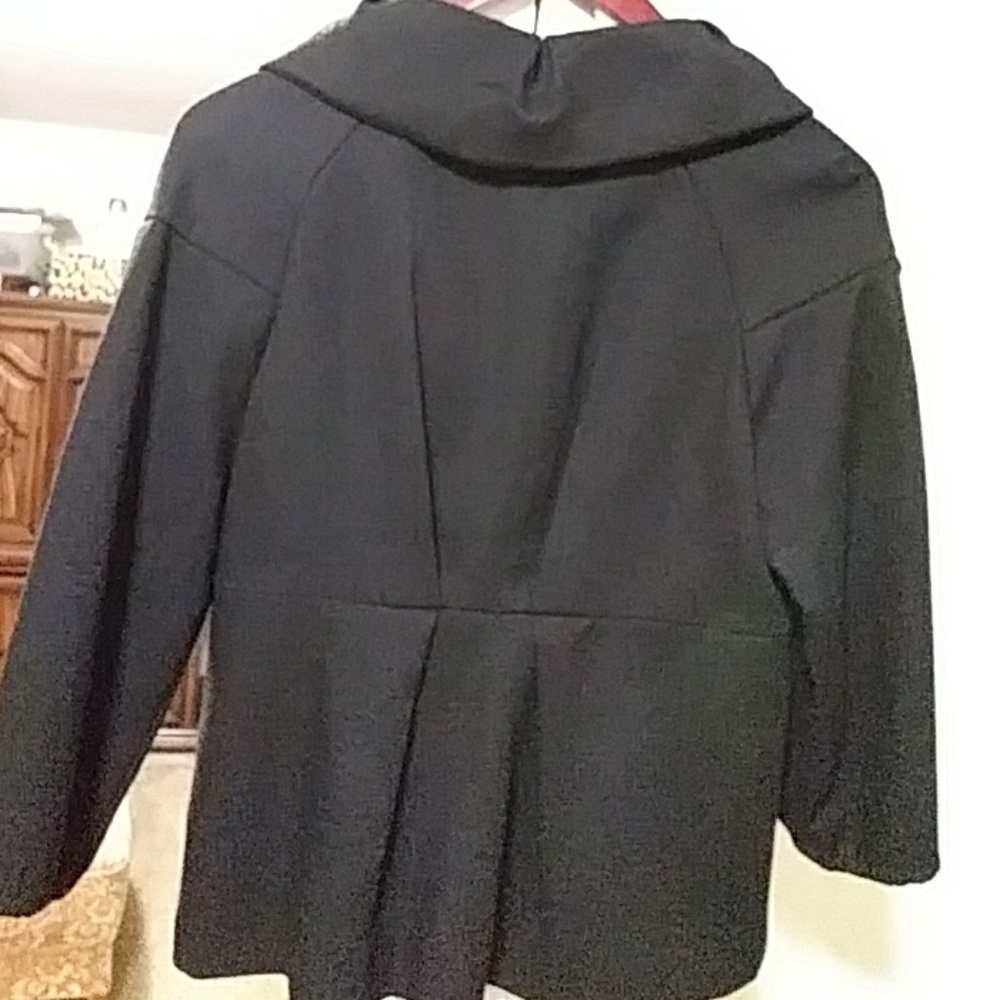 A light jacket - Picture 2 of 2