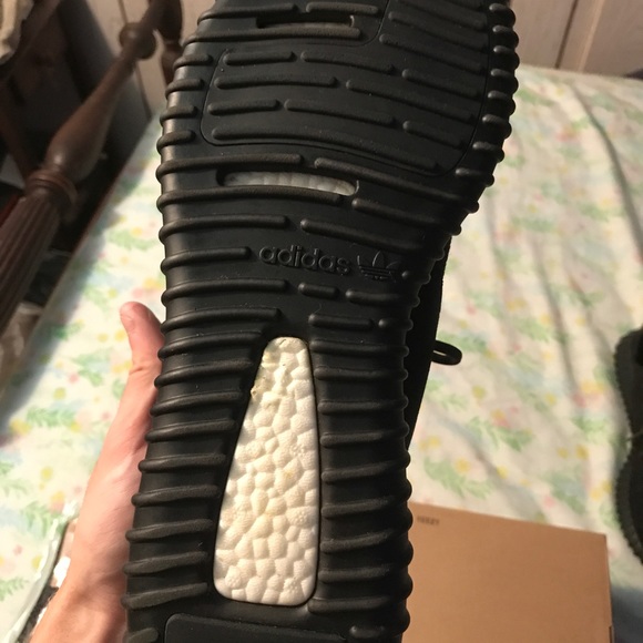 ADIDAS YEEZY 350 BOOST PIRATE BLACK SIZE US 11 - Picture 3 of 6