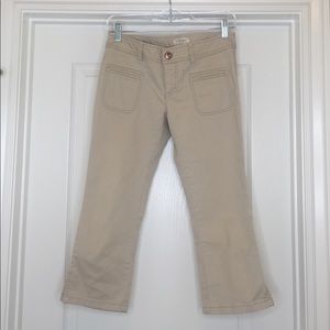 Sleek kaki Capri pants