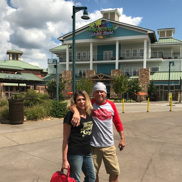 Meet your Posher, Melissa - Picture 3 of 4