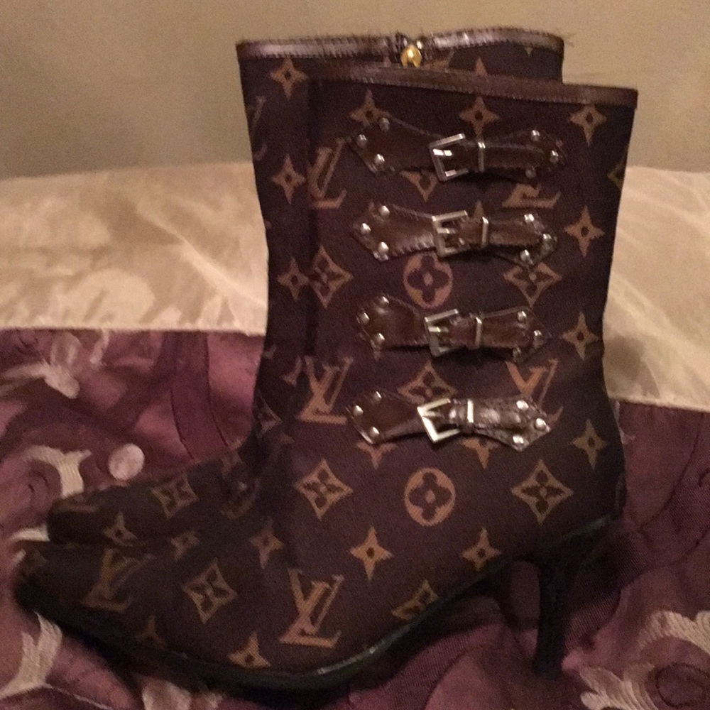 Beautiful Lv boots