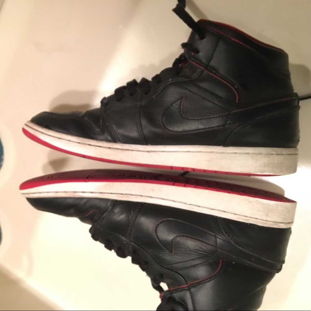 Air Jordan 1 Mid Black/Black-White-Gym Red - Picture 7 of 8