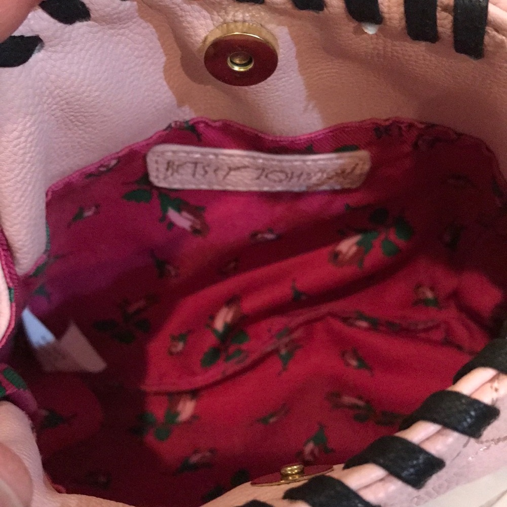 1 Hr! NWT Betsey Johnson quilted heart crossbody - Picture 4 of 10