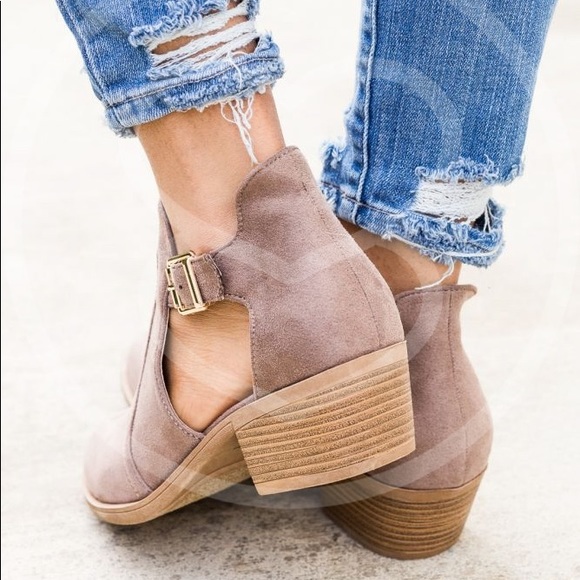 LA - JAXXY Buckle Bootie - Picture 4 of 5