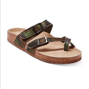 NWT Madden Girl Bryce Camo sandals