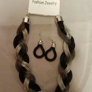 Set Necklace/earring color black/silver🎁