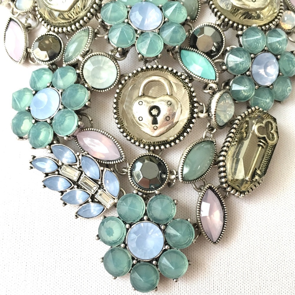 Betsey Johnson  'Lady Lock' LG Bib Necklace/Earrings  NWT/RARE! - Picture 6 of 9