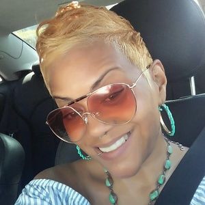 Meet your Posher, Tee