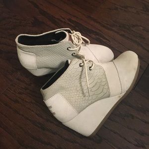 Toms Creme Suede Desert Snake Wedge