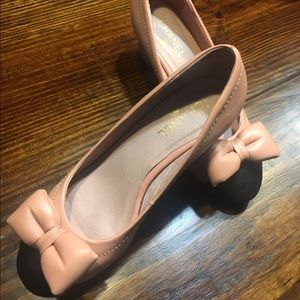 Chanel closed toe heel-leather