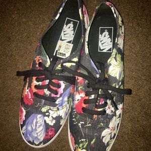 Black Floral Classic Vans 🌸🌺🌼