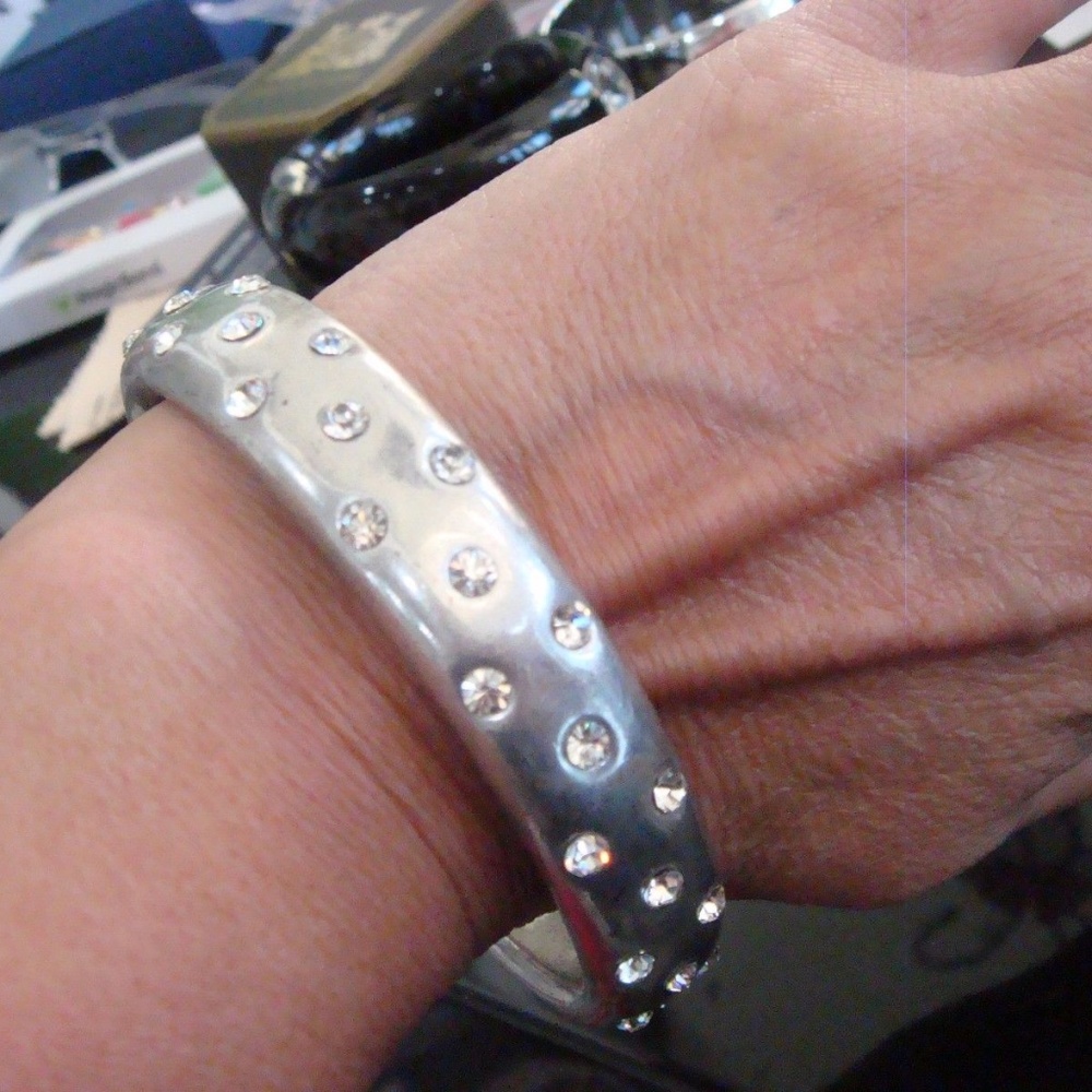 SILVER LIGHT WEIGHT BANGLE WITH CLEAR CRYSTALS