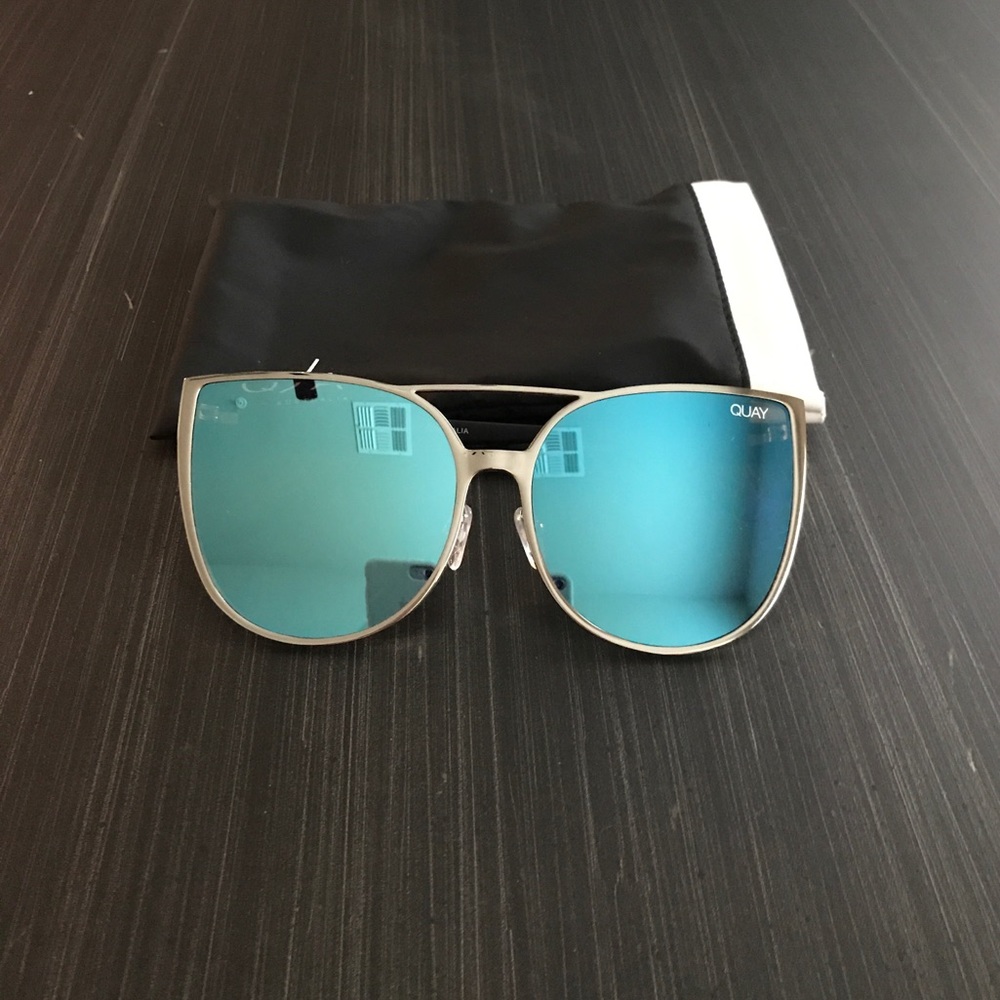 QUAY Sorority Princess sunglasses blue