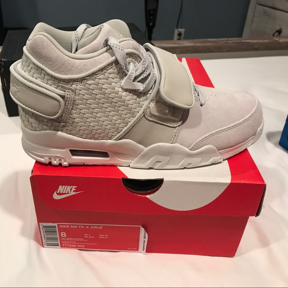 NIKE MEN AIR TRAINER VICTOR CRUZ (LIGHT BONE)