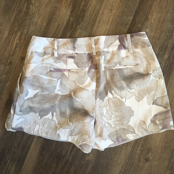 SimplyVera Vera Wang Floral Shorts | Sz 6 - Picture 2 of 2