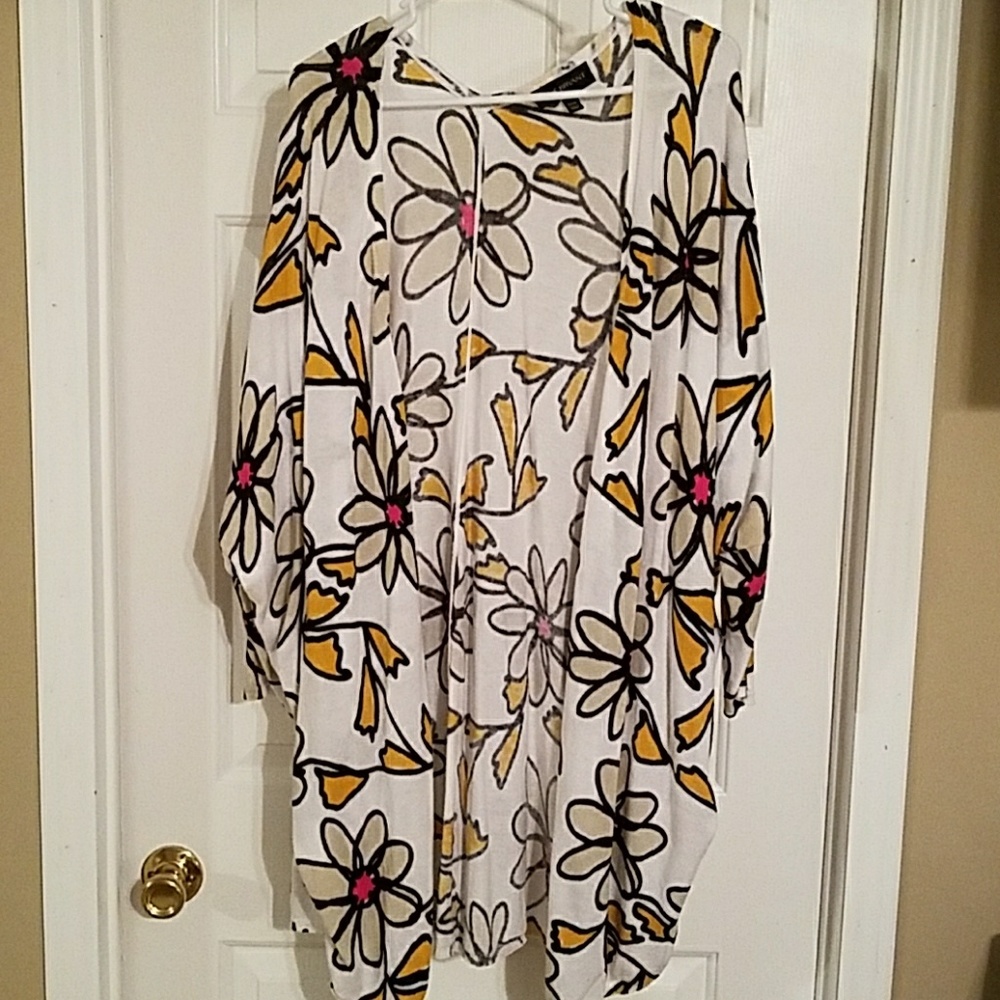NWOT Flowered 3/4 sleeve sweater.