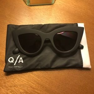 Quay Kitti Sunglasses Black/Smoke