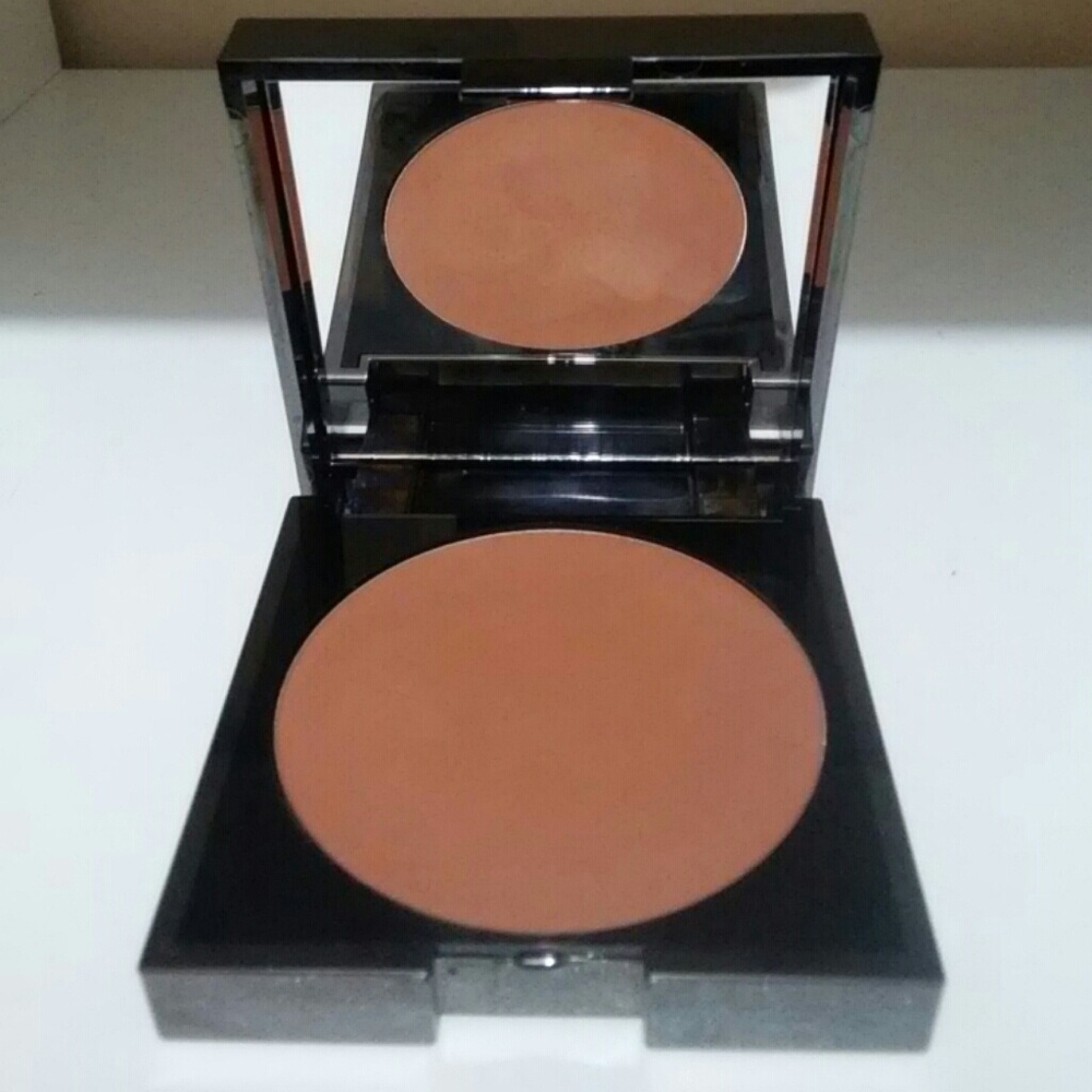 Enter Pronoun bronzer