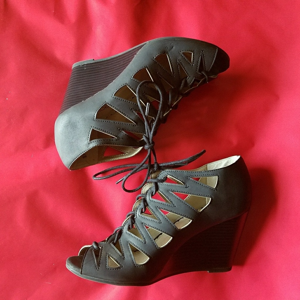 Maurices Lucy size 8 Black wedge sandal