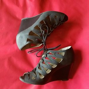 Maurices Lucy size 8 Black wedge sandal