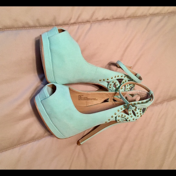 JustFab Women's Peep Toe Platform Pumps - Picture 5 of 6