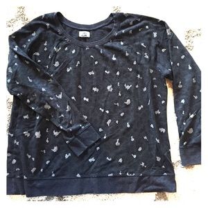 Crew neck leopard print sweatshirt.