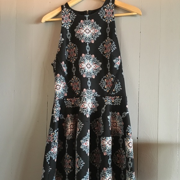 Dresses & Skirts - Little black print dress