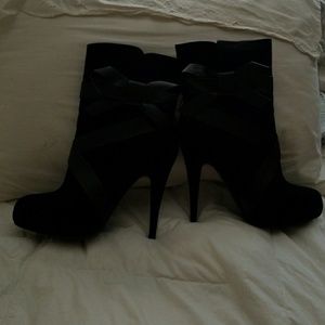 Adorable black bow ankle boots