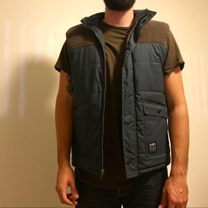 Ambig Puffer Vest in Navy/Brown.