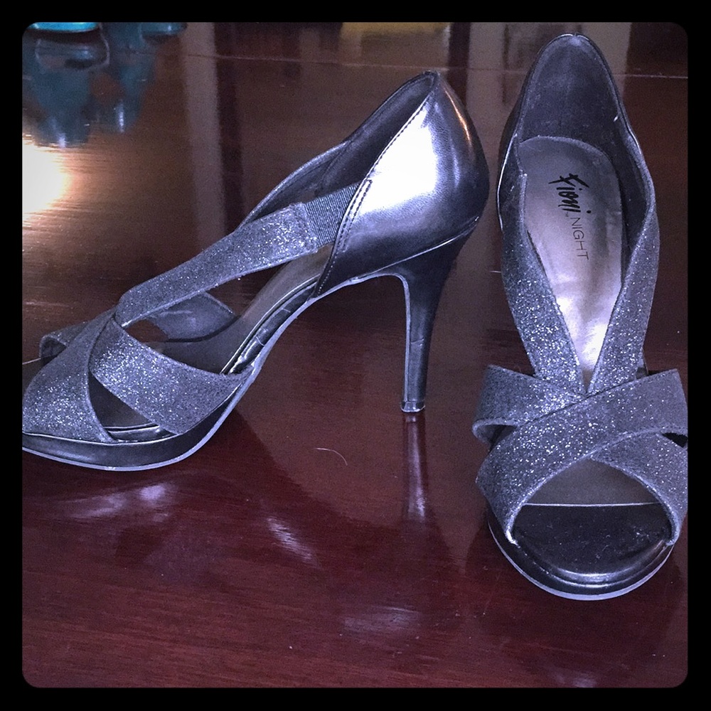 Size 7 Fioni heels!